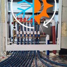 ACTIV instal - Rozdzielacz ogrzewania podłogowego Kan Therm Blue Floor z niebieskimi rurami na folii grzewczej, widoczne zawory i numeracja sekcji, z grafiką słońca i płatka śniegu.