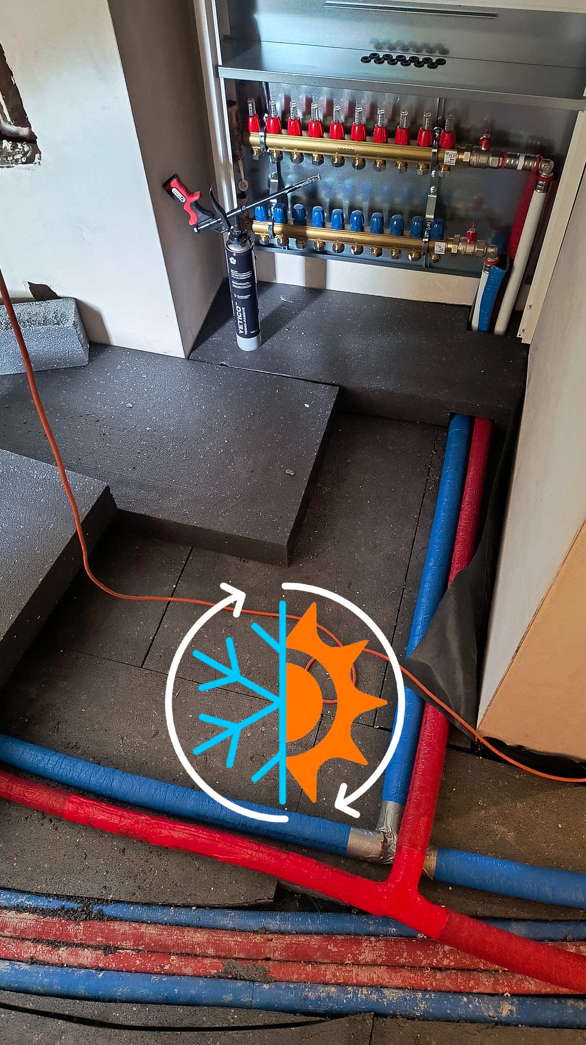 izolacja podłogi styropianem i montaż szafek do ogrzewania podłogowego