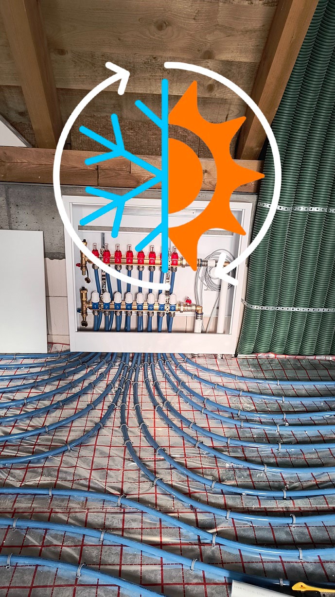 Niebieskie rury ogrzewania podłogowego Kan Therm Blue Floor ułożone na folii z siatką, z rozdzielaczem w białej szafce. Widoczne drewniane belki stropu.