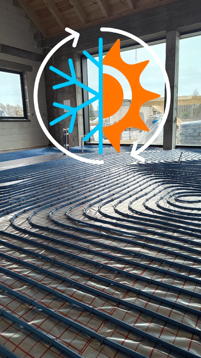 Niebieskie rury ogrzewania podłogowego ułożone na folii z czerwoną kratką w surowym wnętrzu budynku. W tle okno i materiały budowlane. Grafika słońca i śnieżynki.