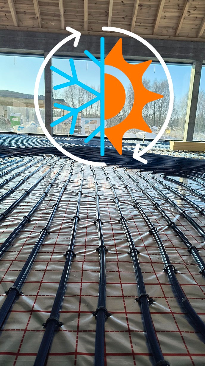 Ułożone rury ogrzewania podłogowego Kan Therm Blue Floor na folii z siatką, widok z góry, w tle okno i surowy stan budynku. Grafika słońce/śnieżynka.