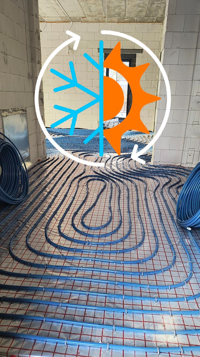 Niebieskie rury ogrzewania podłogowego Kan Therm Blue Floor ułożone na folii z siatką, w surowym wnętrzu z pustaków. Grafika słońca i śnieżynki w tle.