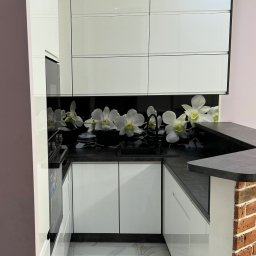 Mania Meble na miarę - Fronty lakierowane - kolor biały. Płyta oraz blat - kolor Beton ciemny.