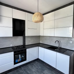 Fronty lakierowane - kolor biały. Płyta oraz blat -  kolor Beton ciemny.