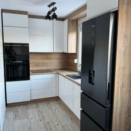 Fronty lakierowane - kolor biały. Płyta oraz blat -  kolor Drewno Retro.