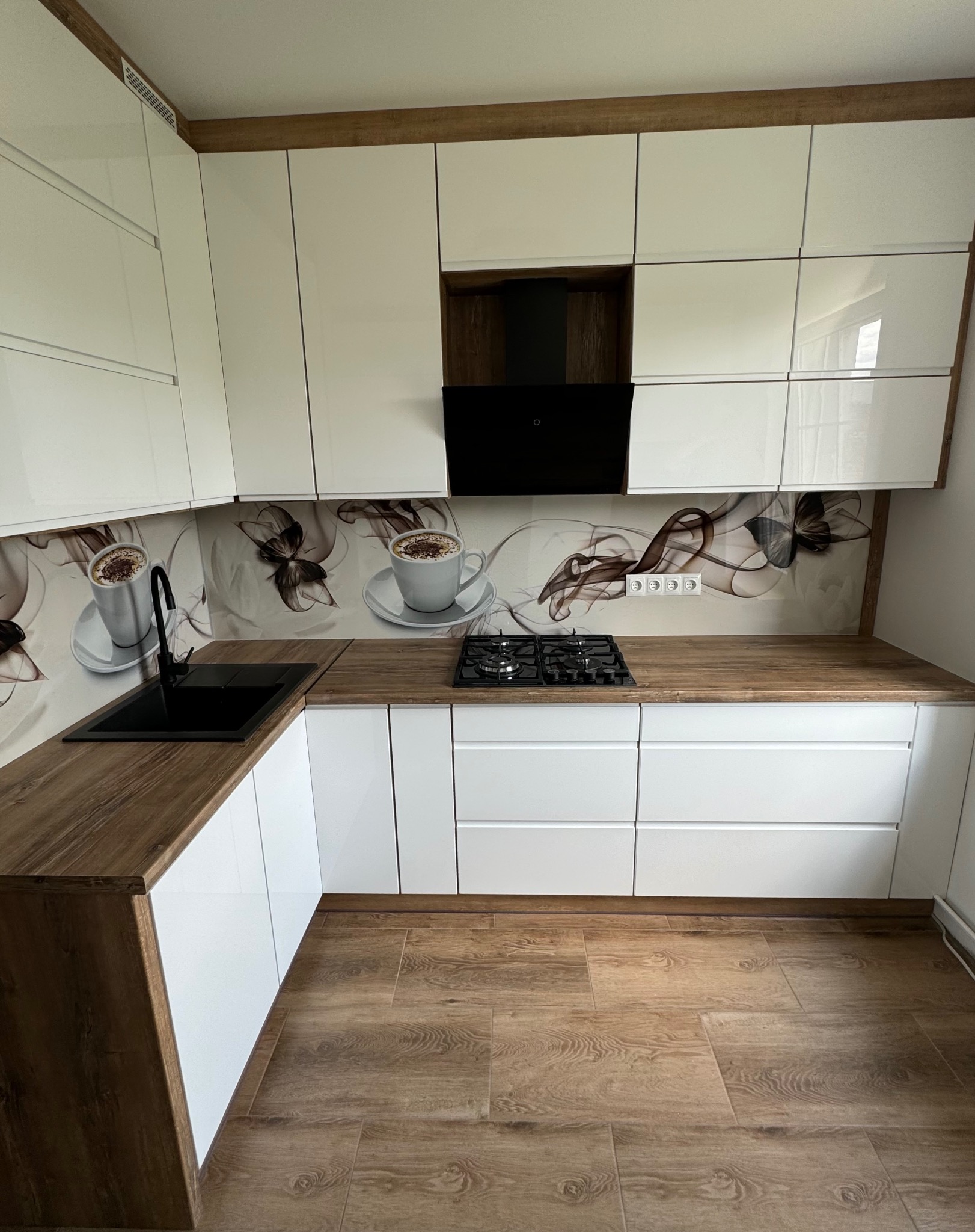 Fronty lakierowane - kolor biały. Płyta oraz blat - kolor Drewno Retro.