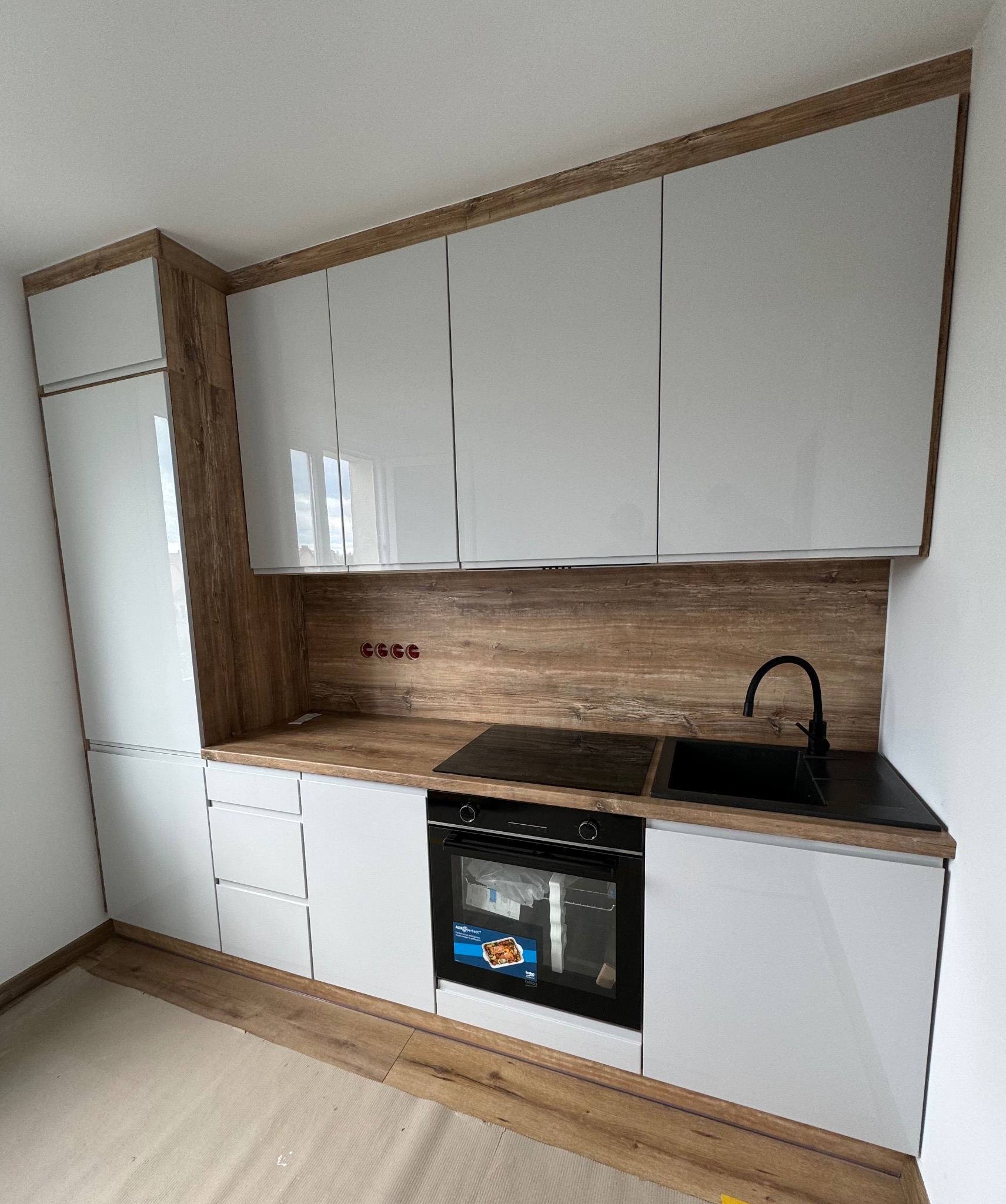 Fronty lakierowane - kolor RAL 7047. Płyta oraz blat - kolor Drewno Retro.