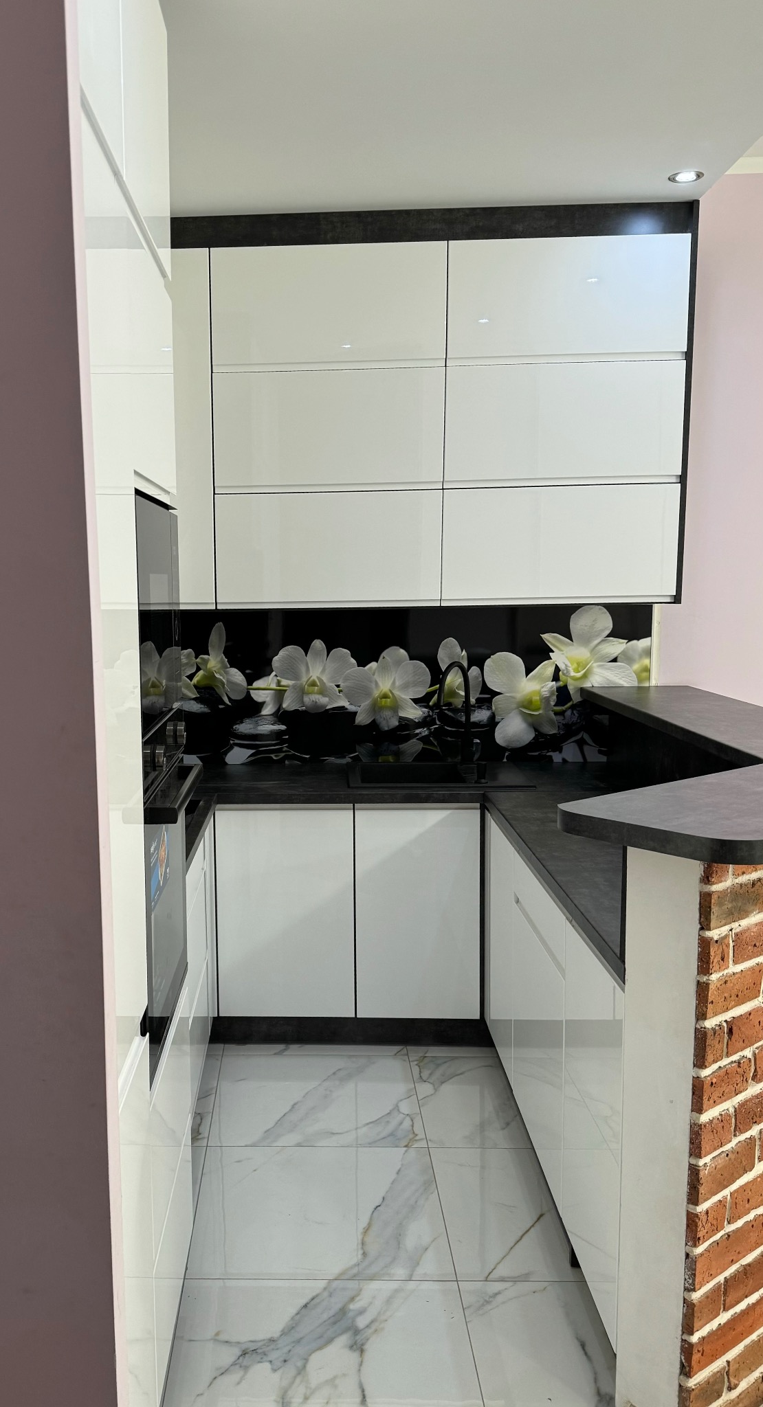 Fronty lakierowane - kolor biały. Płyta oraz blat - kolor Beton ciemny.