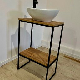 Mat&Art usługi spawalnicze Mateusz Zowisło - Umywalka nablatowa w białej misie na metalowym stelażu z drewnianymi półkami, czarna bateria, minimalistyczny design.