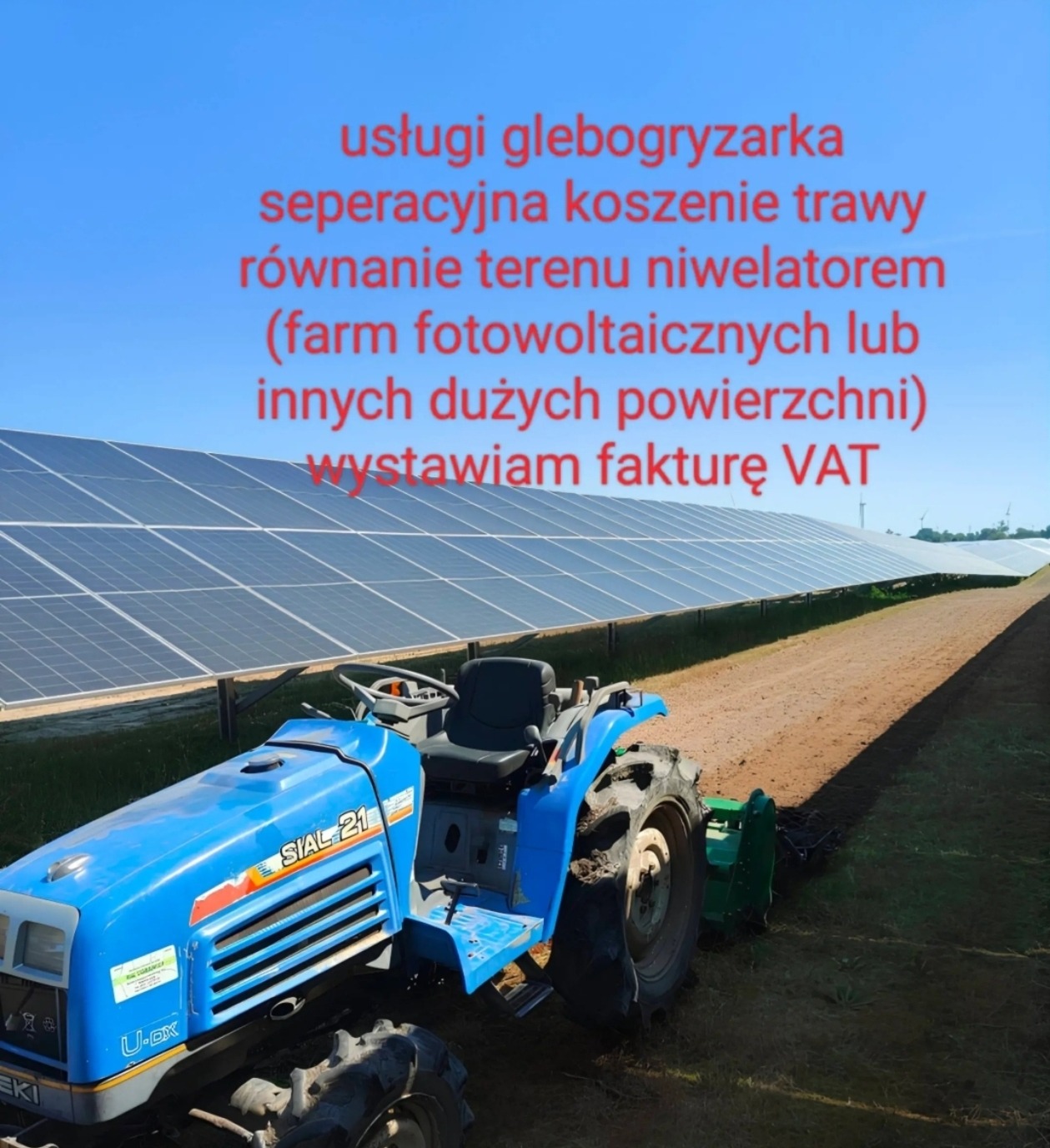 Niebieski traktor SIAL 21 z glebogryzarką separacyjną na polu z panelami fotowoltaicznymi w tle, świeżo uprawiona ziemia.