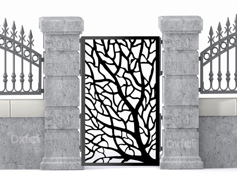 Metalowa brama z ażurowym wzorem drzewa, umieszczona między dwoma kamiennymi słupkami, z fragmentem ogrodzenia w tle. Dekoracyjny detal architektoniczny.