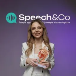 Kobieta w białym żakiecie prezentuje model anatomiczny jamy ustnej i gardła na tle fioletowo-szarego gradientu, logo firmy Speech&Co widoczne w tle. Usługi logopedyczne w Warszawie.