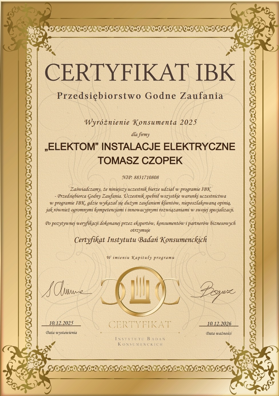 Certyfikat IBK 'Przedsiębiorstwo Godne Zaufania' dla firmy 'ELEKTOM' Instalacje Elektryczne Tomasz Czopek. Złota ramka, ozdobne ornamenty, podpisy i daty ważności.