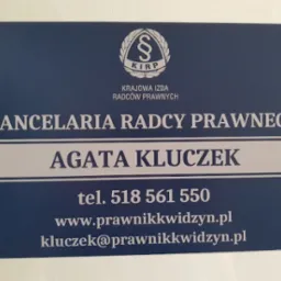 Szyld informacyjny: Kancelaria Radcy Prawnego Agata Kluczek, z logo KIRP, numerem telefonu, adresem strony internetowej i adresem e-mail.