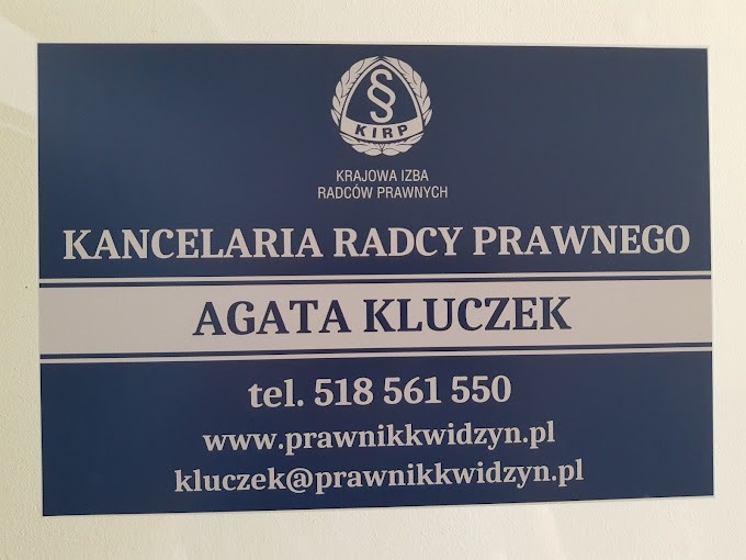 Szyld informacyjny: Kancelaria Radcy Prawnego Agata Kluczek, z logo KIRP, numerem telefonu, adresem strony internetowej i adresem e-mail.