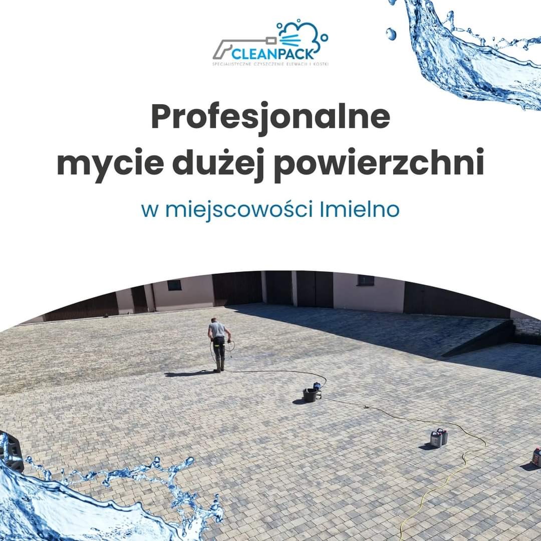 Pracownik w trakcie czyszczenia dużej powierzchni kostki brukowej za pomocą myjki ciśnieniowej; widoczny budynek w tle i elementy graficzne firmy Cleanpack.