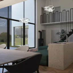 Wnętrze nowoczesnego domu z drewnianym stołem jadalnym, betonową wyspą kuchenną i schodami z czarną balustradą. Duże okna z widokiem na zieleń w tle. Widoczne designerskie lampy wiszące i dekoracje...