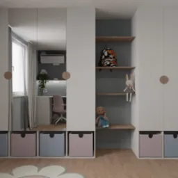 Pokój dziecięcy z białymi szafami w zabudowie z okrągłymi uchwytami, otwartymi półkami z plecakiem i zabawkami, biurkiem z krzesłem oraz zasłonami przy oknie.