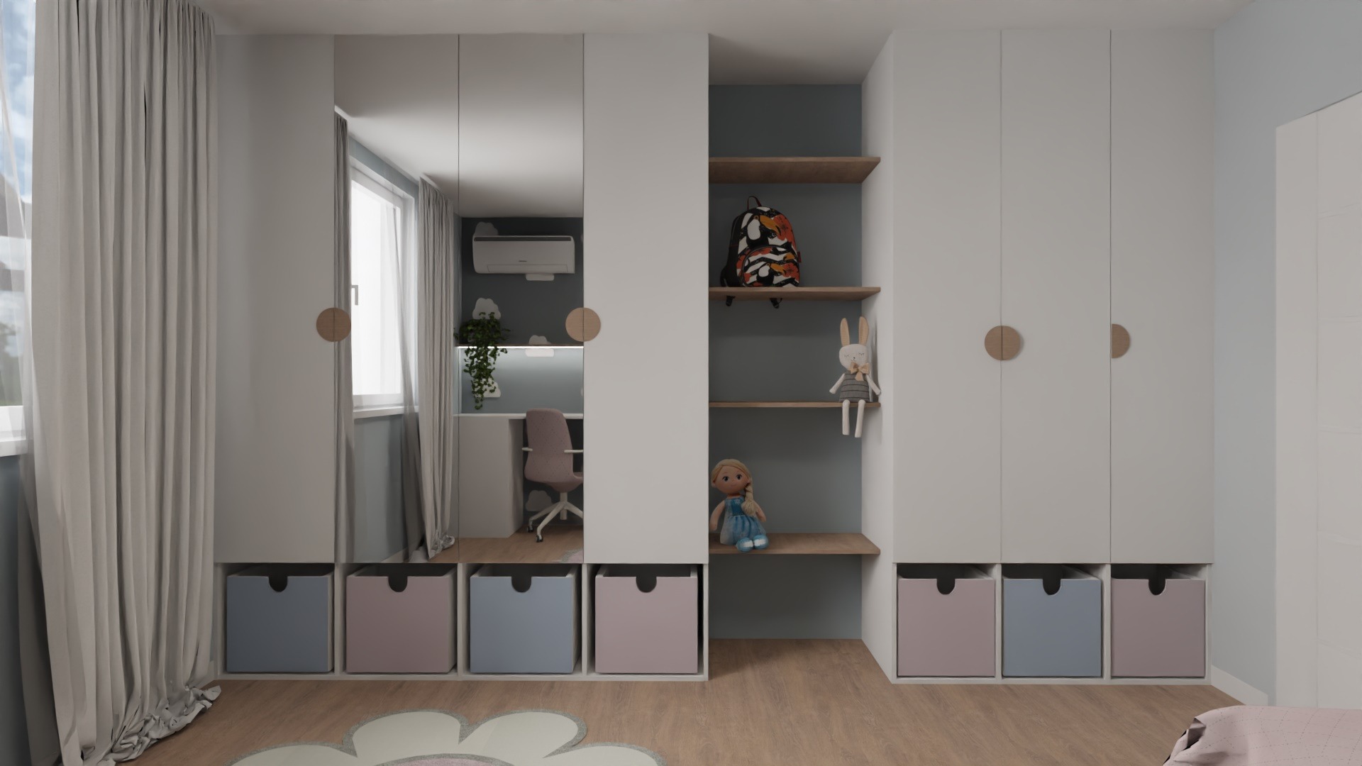 Pokój dziecięcy z białymi szafami w zabudowie z okrągłymi uchwytami, otwartymi półkami z plecakiem i zabawkami, biurkiem z krzesłem oraz zasłonami przy oknie.