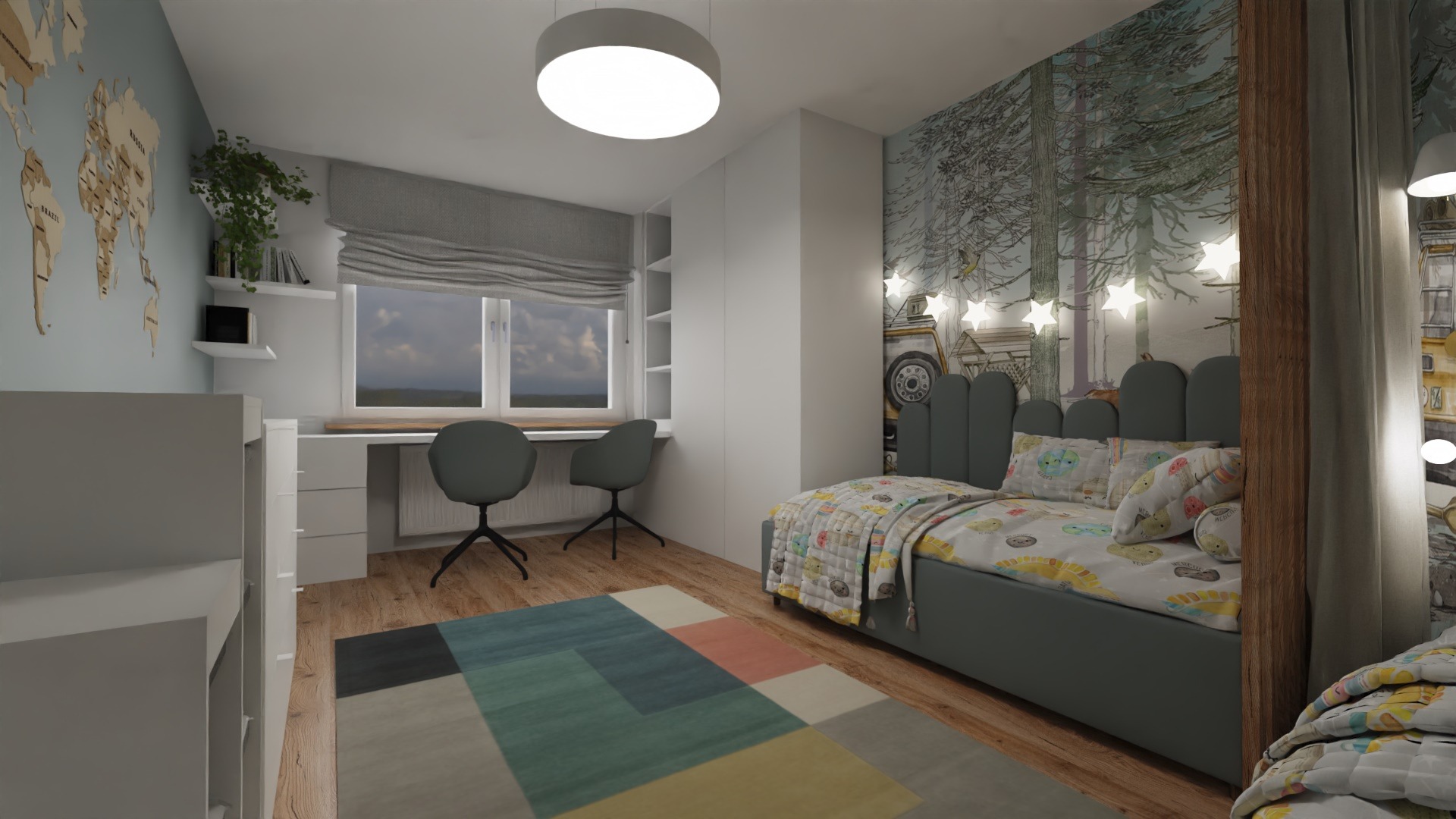 Pokój dziecięcy z łóżkiem z szarym zagłówkiem, biurkiem pod oknem z dwoma krzesłami, tapetą z motywem leśnym i dekoracją ścienną w kształcie mapy świata.