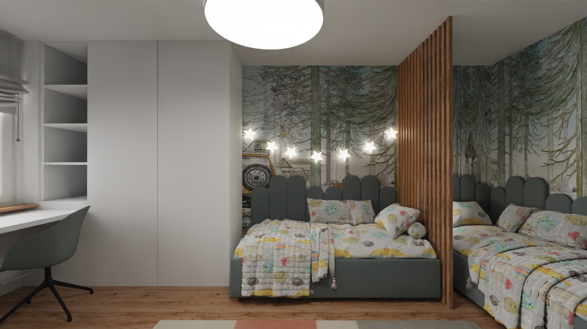 Pokój dziecięcy z dwoma łóżkami oddzielonymi drewnianą ścianką działową, tapeta z motywem leśnym, biurko z krzesłem przy oknie, oświetlenie gwiazdkowe.