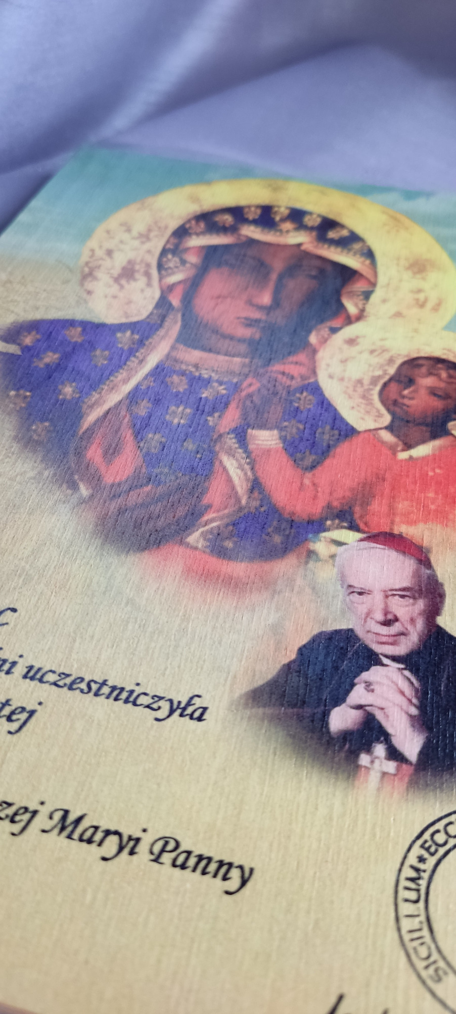 Drewniana pamiątka z wizerunkiem Matki Boskiej z Dzieciątkiem oraz kardynała, z tekstem o Maryi Pannie.