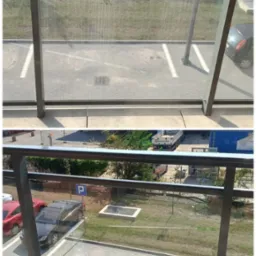 Widok z balkonu na parking przed i po umyciu szklanej balustrady, widoczne różnice w czystości szkła.