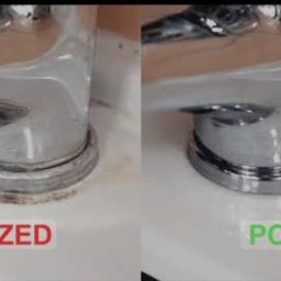 Ewel-Bud - Kran umywalkowy: porównanie stanu przed i po czyszczeniu, widoczne osady wapienne usunięte, połyskliwa powierzchnia.