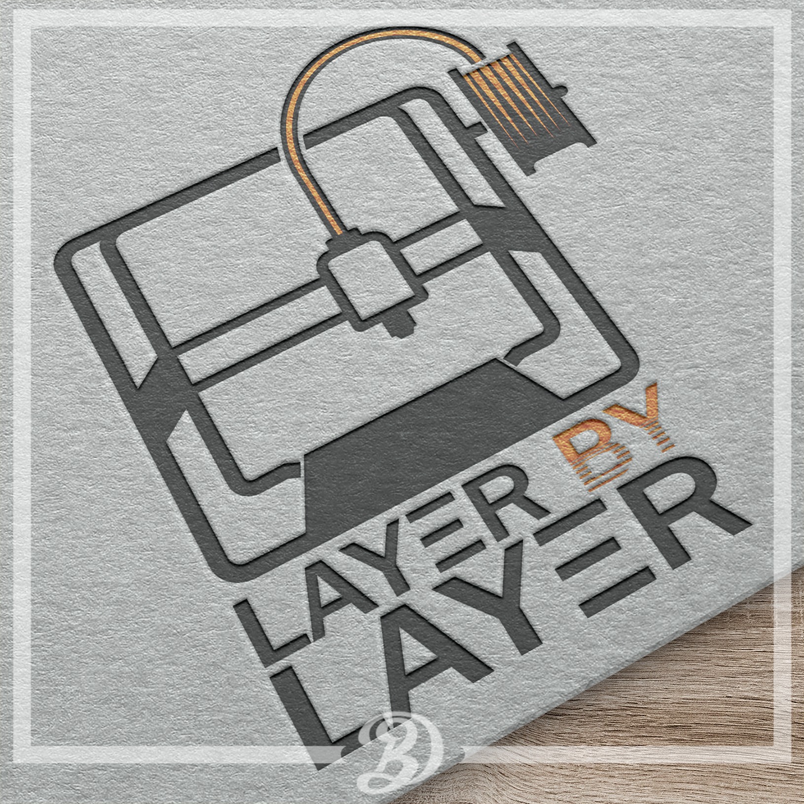 Teksturowane tło z wytłoczonym logo przedstawiającym schematyczną drukarkę 3D i napis 'Layer by Layer' z pomarańczowym 'BY'.