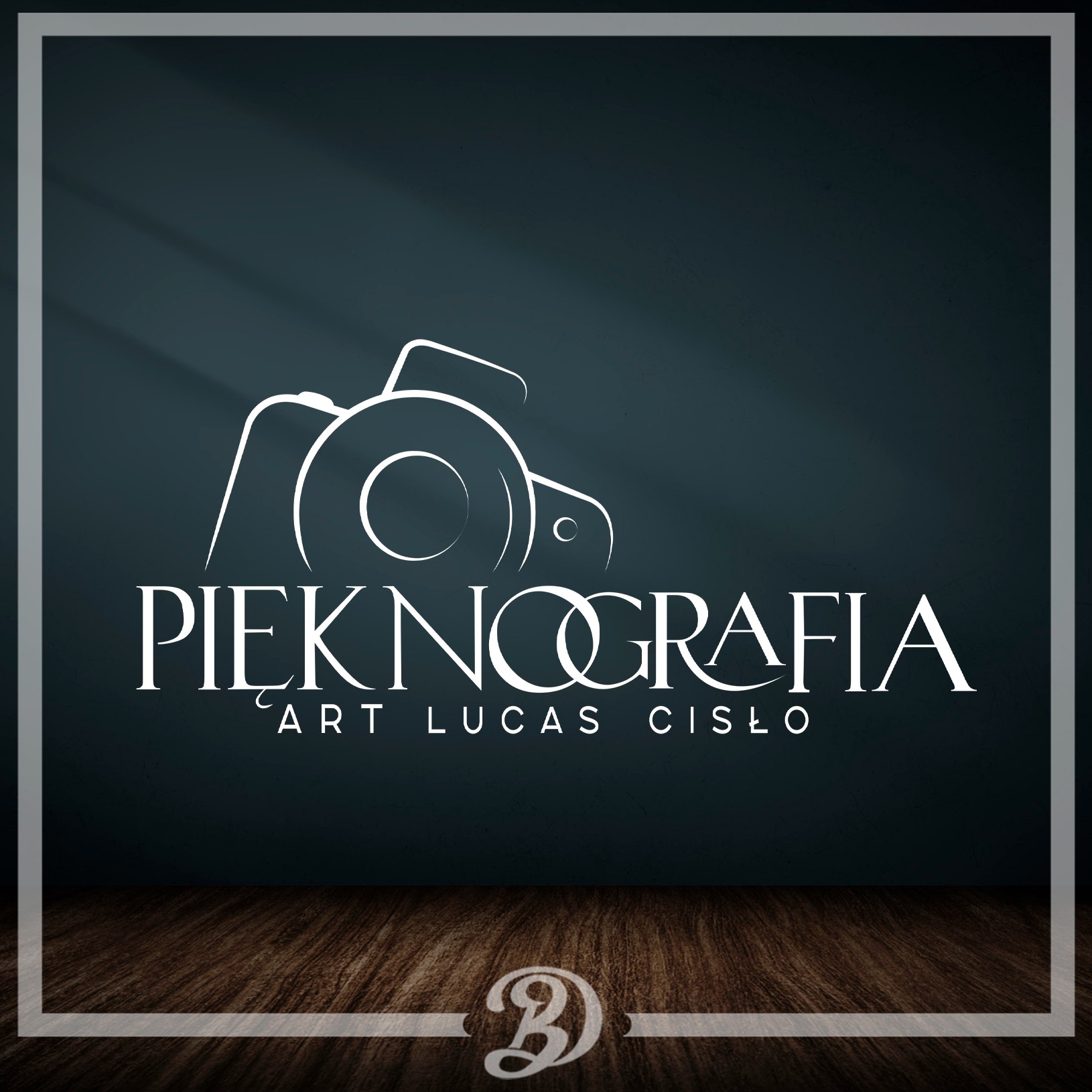 Eleganckie logo firmy fotograficznej 'PIEKNOgrafia ART LUCAS CISŁO' w kolorze białym, przedstawiające stylizowany aparat, umieszczone na ciemnym tle z imitacją drewnianej podłogi.