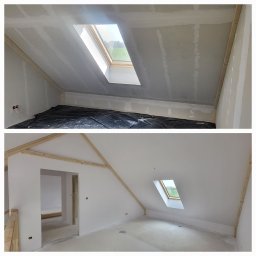 F.U.H ALFA - Poddasze w trakcie prac wykończeniowych: szpachlowane ściany i sufit z oknem dachowym, zabezpieczona podłoga folią malarską, widoczne drewniane elementy konstrukcyjne.