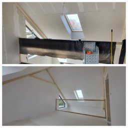 F.U.H ALFA - Poddasze w trakcie prac wykończeniowych: widoczne szpachlowane ściany, drewniana konstrukcja, okno dachowe i drabina aluminiowa z taśmą malarską, dolne ujęcie przedstawia pomalowane na biało ściany.