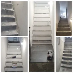 Montaż płytek na schodach: widok na różnych etapach prac, od surowego betonu po częściowo wykończone stopnie z białymi płytkami i szarymi podstopnicami, widoczne narzędzia i materiały budowlane.