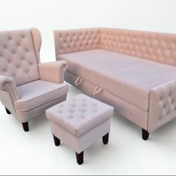 Fotello Meble Robert Śmiałek - Tapicerowany komplet wypoczynkowy (fotel typu uszak, pufa i narożnik) w odcieniach pudrowego różu, wykonany na zamówienie w Wójcin.