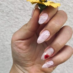 Jasny manicure z delikatnym zdobieniem oraz dodatkiem pięknego letniego czerwonego kwiatuszka.