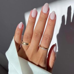 Mleczny klasyczny manicure