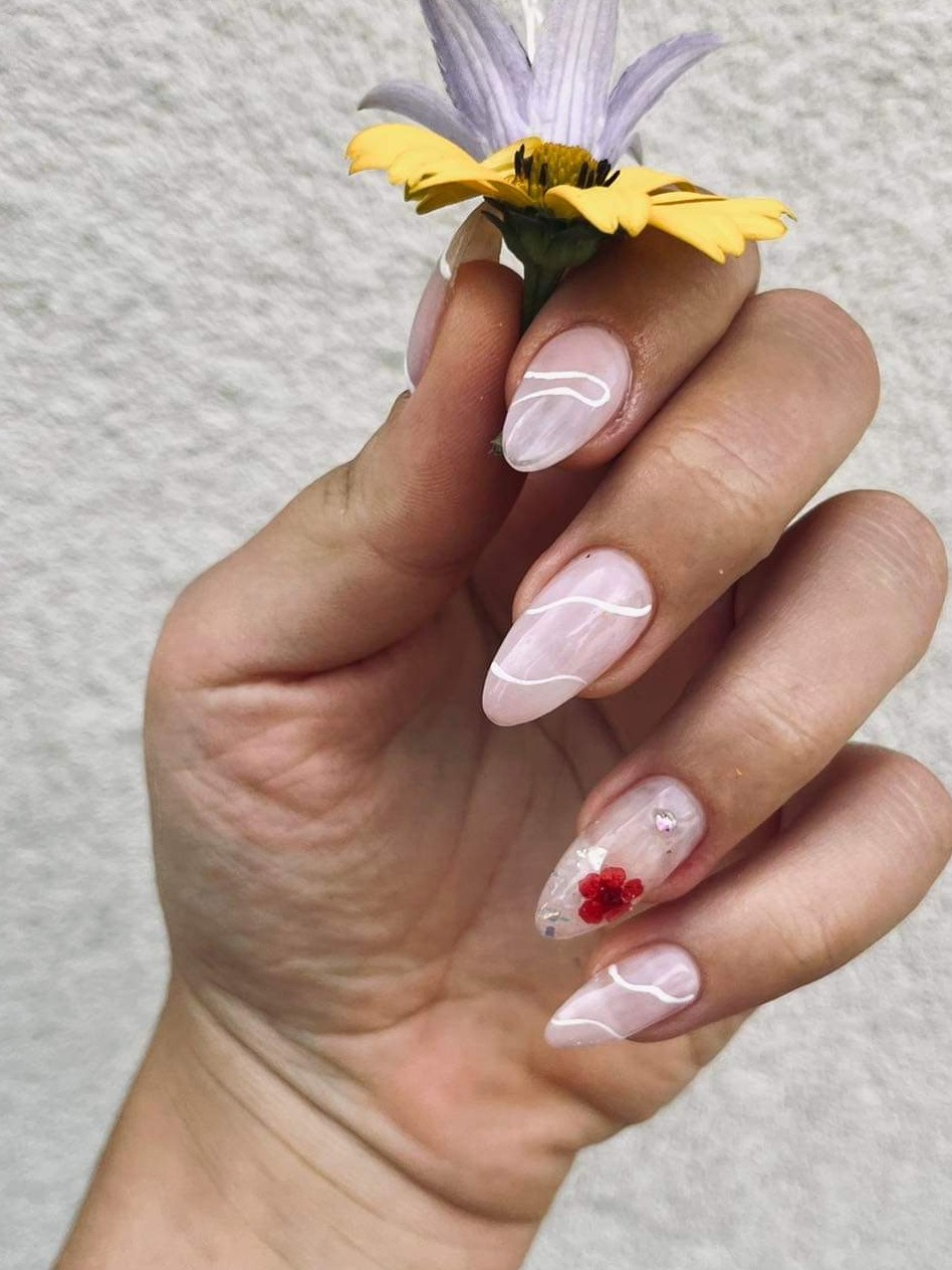 Jasny manicure z delikatnym zdobieniem oraz dodatkiem pięknego letniego czerwonego kwiatuszka.