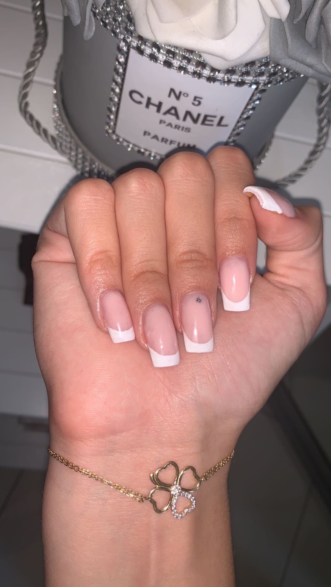 Klasyczny French na paznokciach przedłużanych akrylem