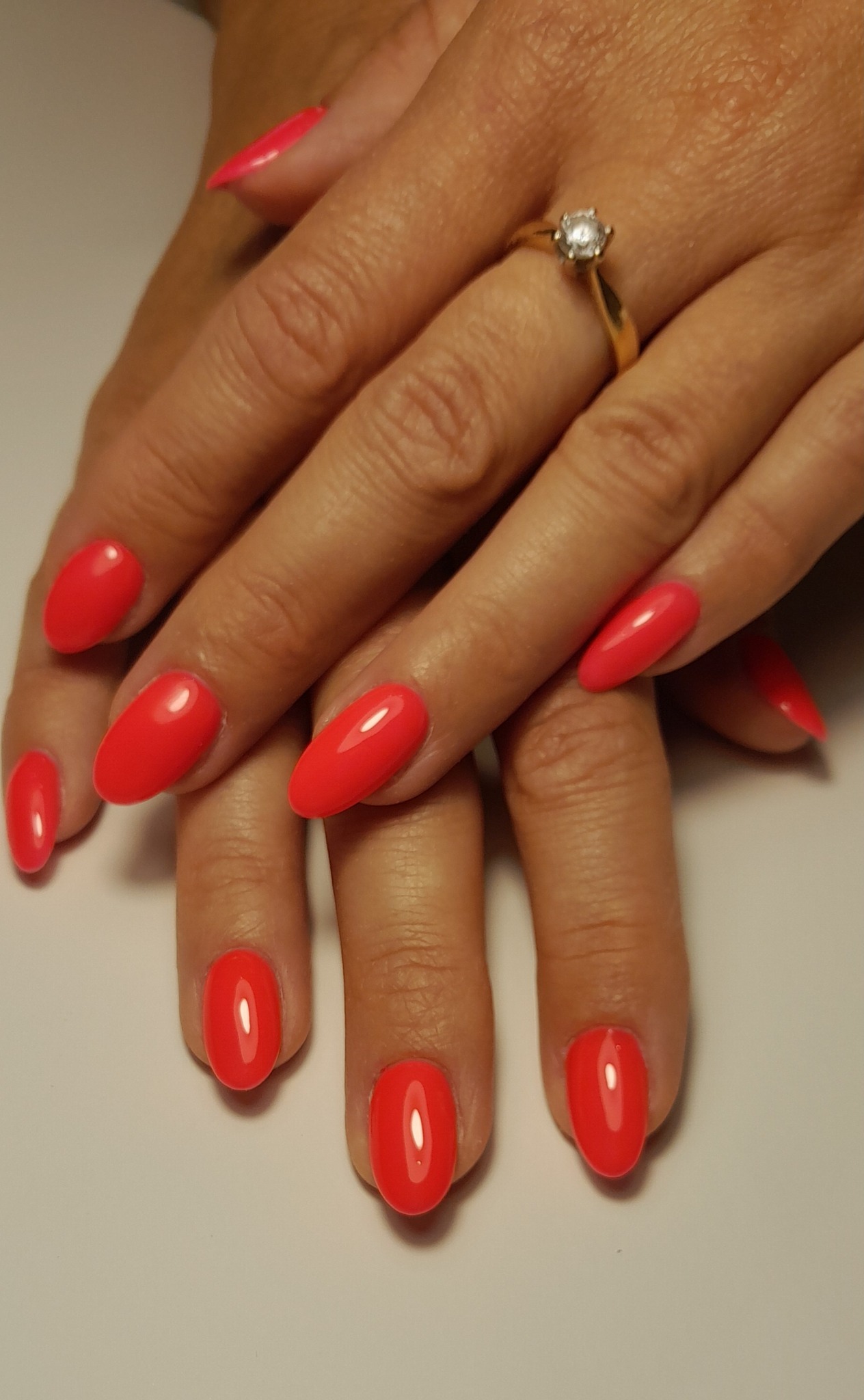 Klasyczna czerwień która nigdy nie wychodzi z mody i jest bardzo lubiana przez kobiety