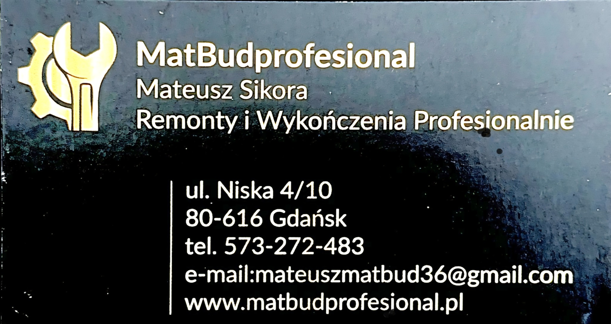 Wizytówka firmy MatBudprofesional z Gdańska, oferującej remonty i wykończenia, z logo przedstawiającym klucz i zębatkę.
