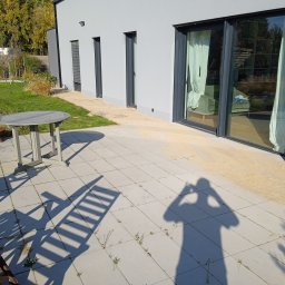 Adrian Korzeniewski - Rekonstrukcja elewacji i kostki brukowej