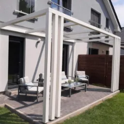 Konstrukcja z drewna KVH w kolorze białym