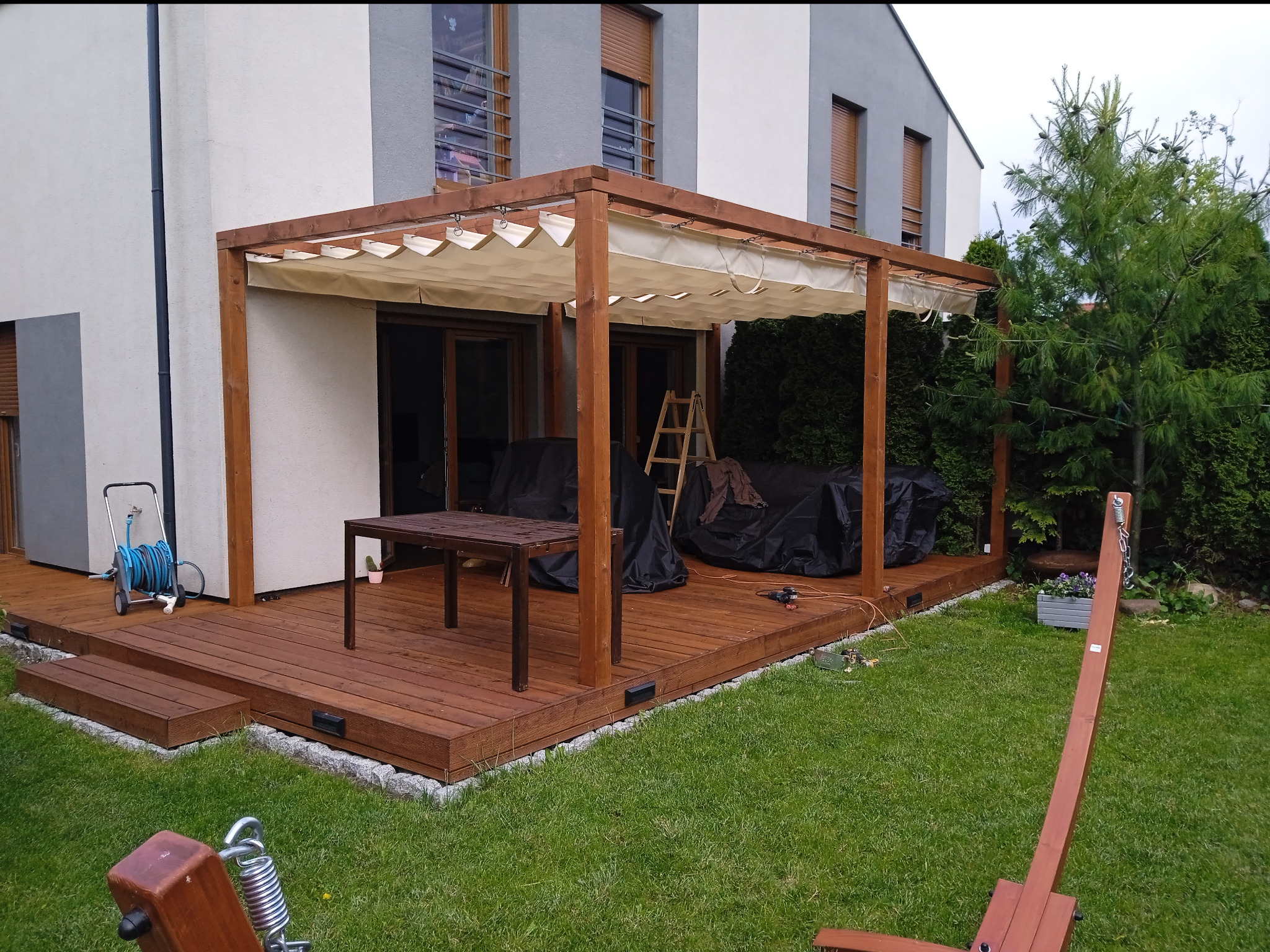 Konstrukcja z drewna KVH w podwójną roletą rzymską poziomą na tarasie z modrzewia