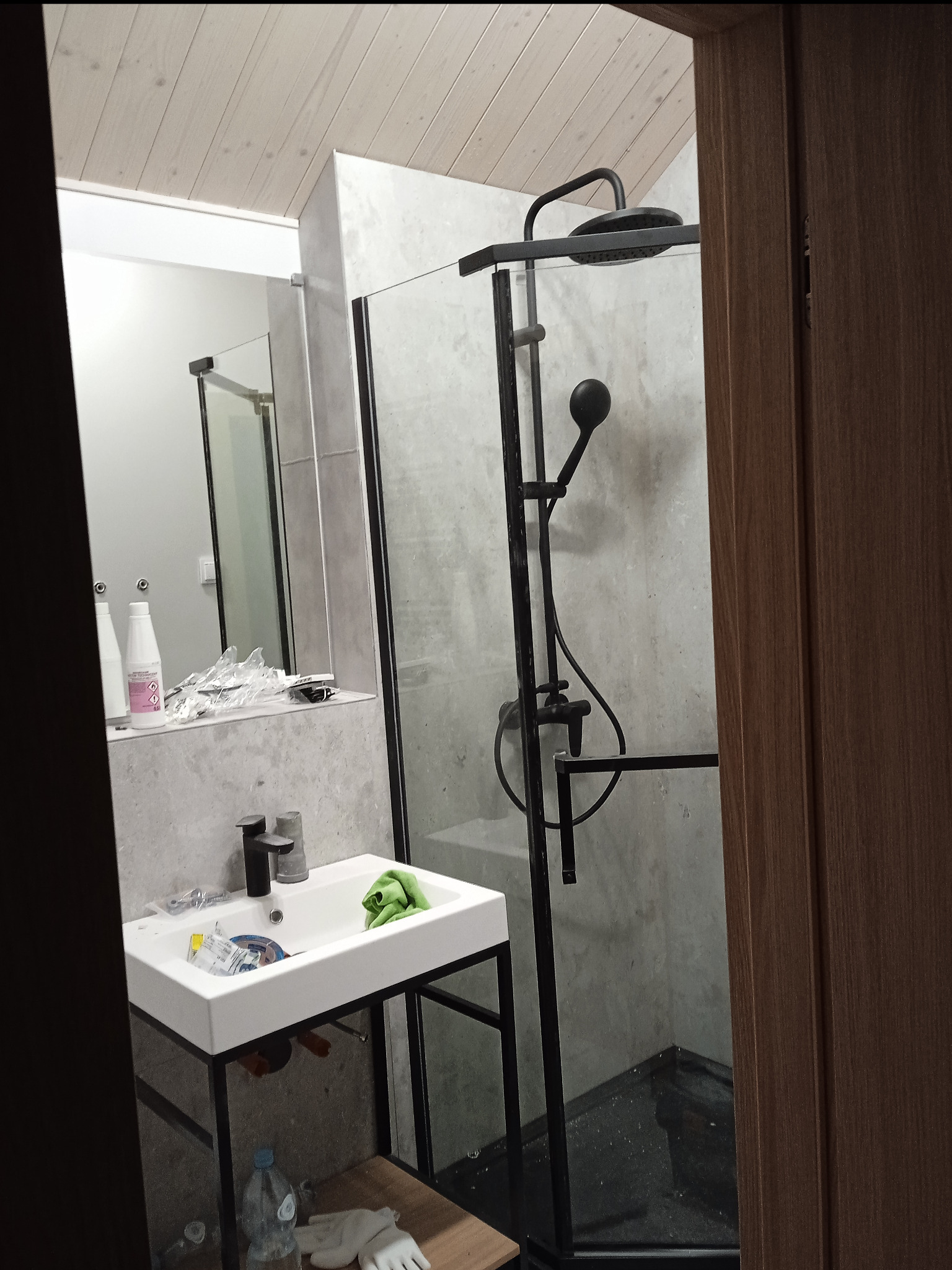 Łazienka w domku letniskowym z płyt winylowych wielkoformatowych