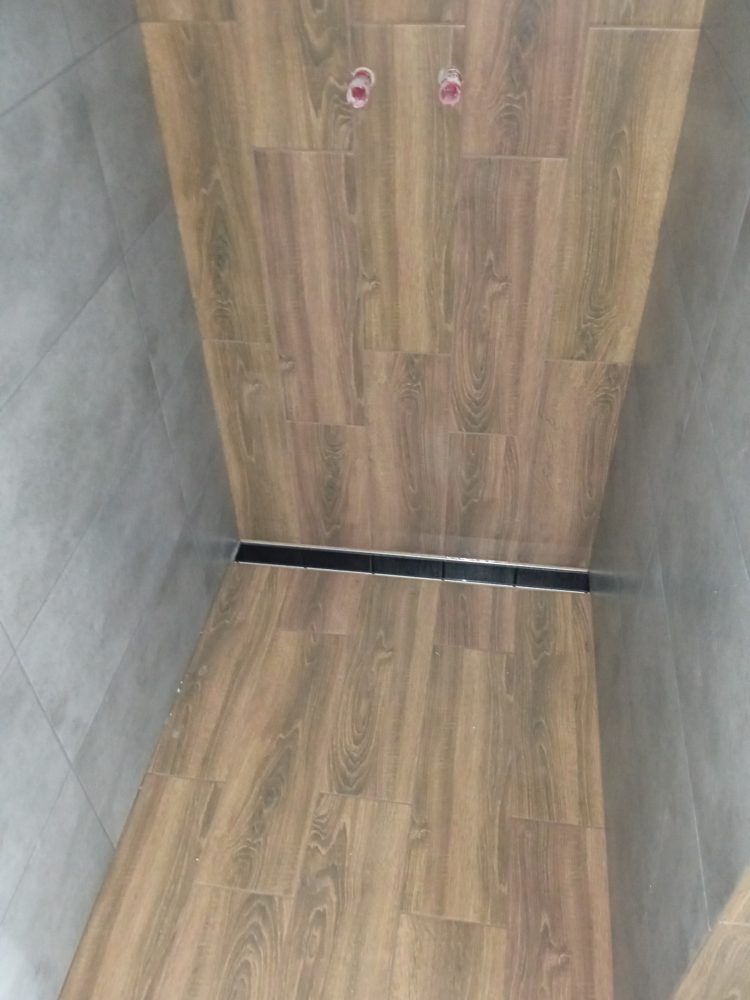 Prace glazurnicze, odpływ liniowy