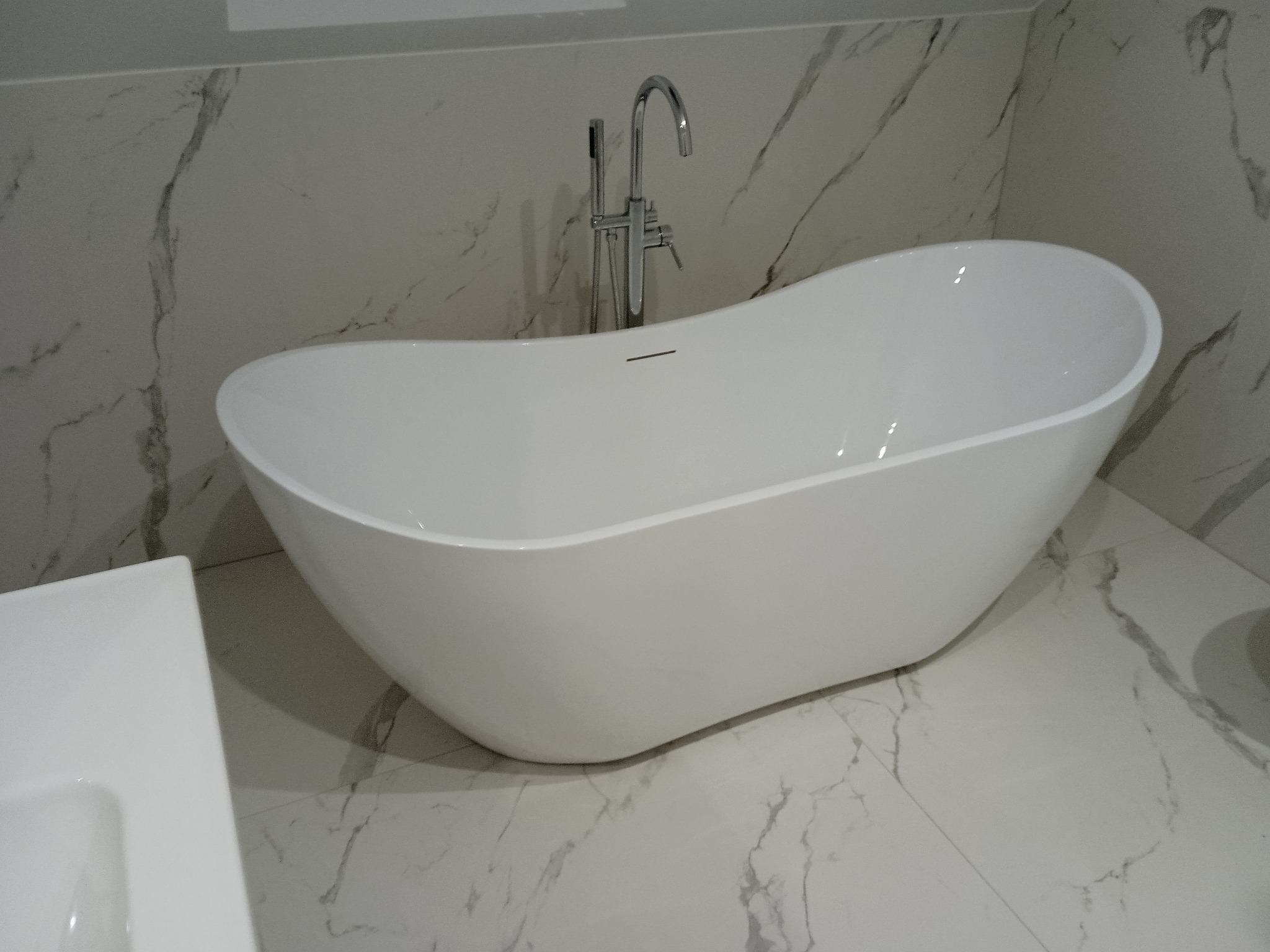 Montaż wanny wolnostojącej wraz z baterią.