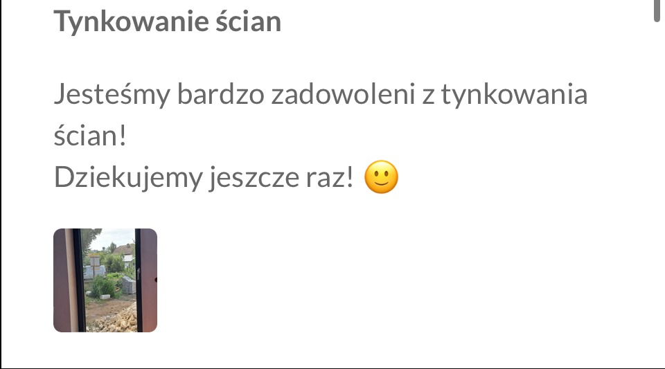 Tekst zadowolonego klienta: 'Jesteśmy bardzo zadowoleni z tynkowania ścian! Dziękujemy jeszcze raz!', widok z okna na zewnątrz.