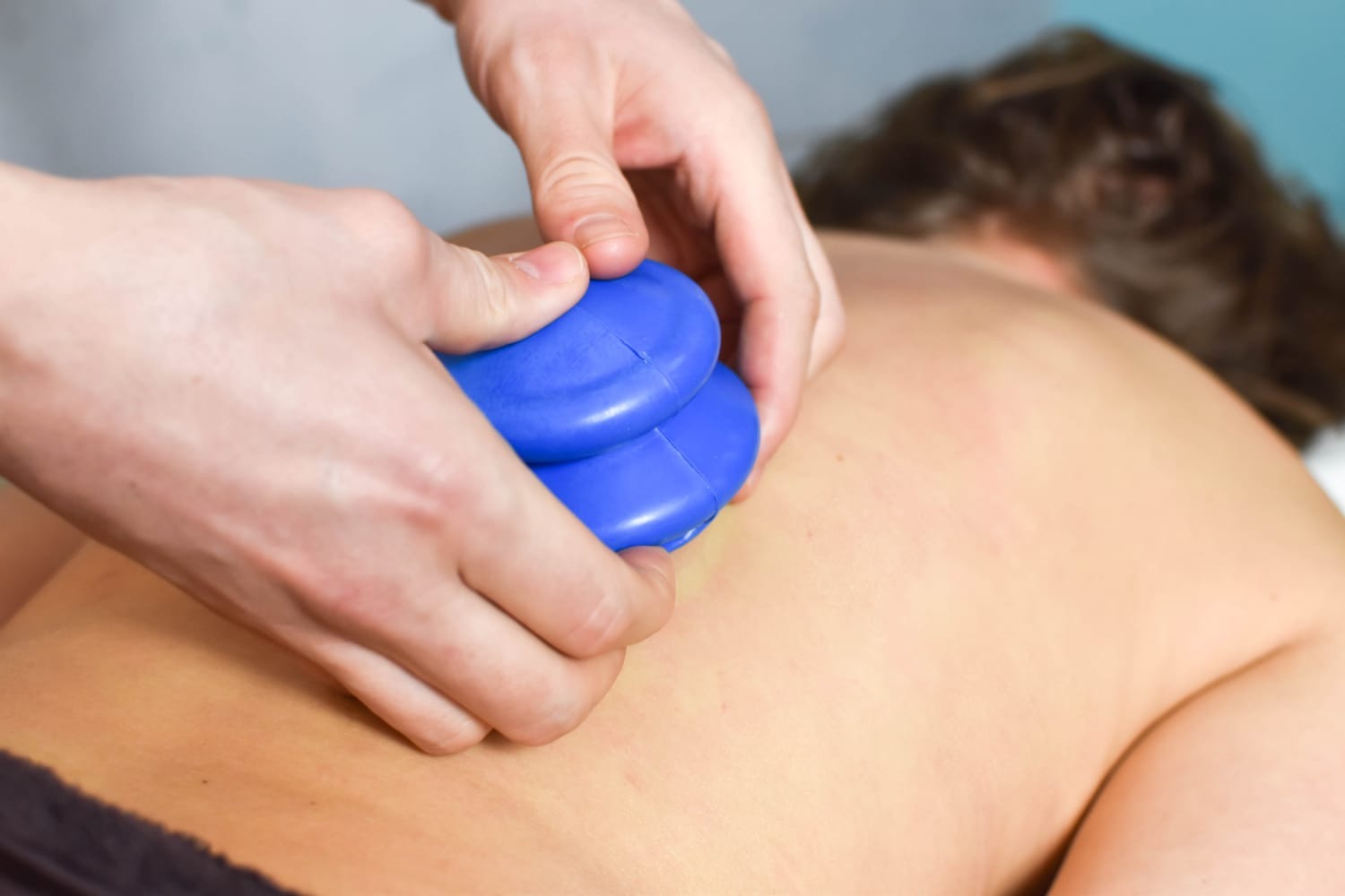 Masaż terapeutyczny z wykorzystaniem bańki chińskiej