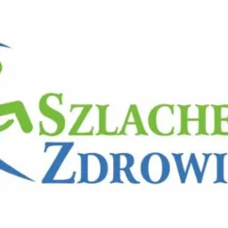 Logo firmy 'Szlachetne Zdrowie' z symbolem osoby na wózku inwalidzkim w kolorze zielonym, otoczone niebieskim łukiem.