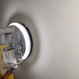 Ściana przeszlifowana oraz zagruntowana. 